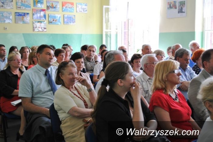 Wałbrzych: Spotkanie władz miasta z wałbrzyszanami w PSP nr 5 w sprawie grodzkości Wałbrzycha