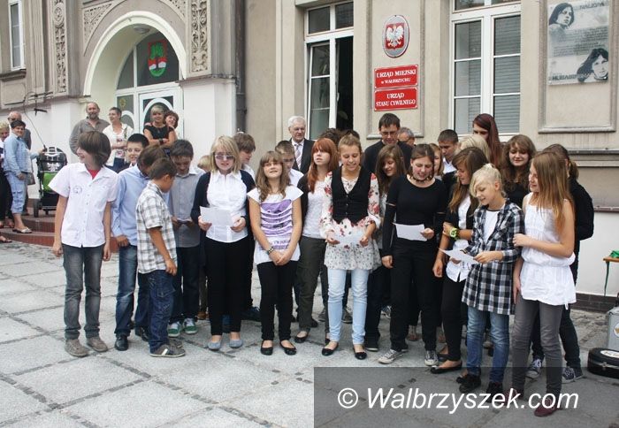 Wałbrzych: Tablica ku czci Tadeusza Nalepy i Miry Kubasińskiej przeniesiona