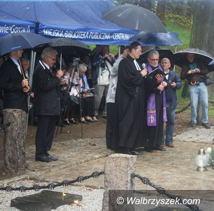 REGION, Boguszów-Gorce: Poświęcili tablicę pamiątkową na cmentarzu ewangelickim