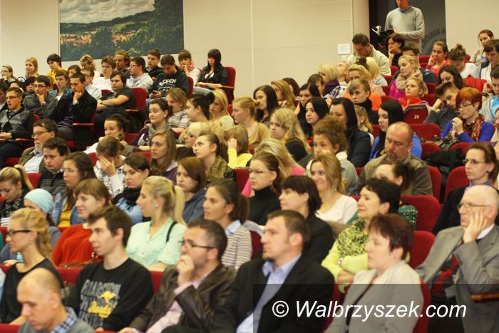Wałbrzych: Szewach Weiss rozmawiał z licealistami i studentami