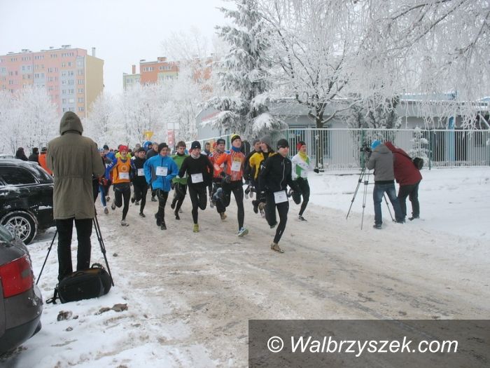 Wałbrzych: Rywalizacja biegaczy w zimowej scenerii