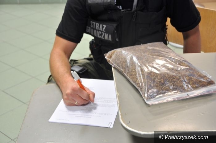Wrocław: Pasażerka z blisko dwoma kilogramami tytoniu w bagażu