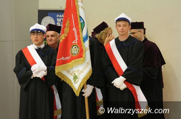 Wałbrzych: W PWSZ wręczono absolwentom dyplomy