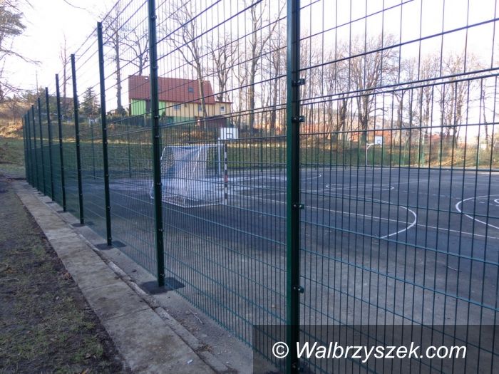 Wałbrzych: Nowy wygląd boiska przy III LO w Wałbrzychu