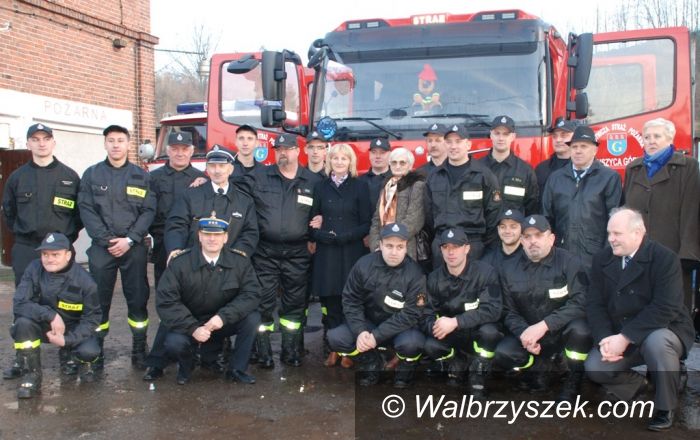 Głuszyca: Uroczyste przejęcie nowego samochodu strażackiego przez OSP w Głuszycy Górnej