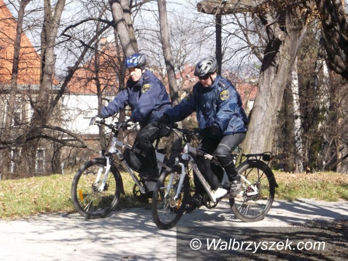Wałbrzych: Strażnicy miejscy patrolują Śródmieście na rowerach
