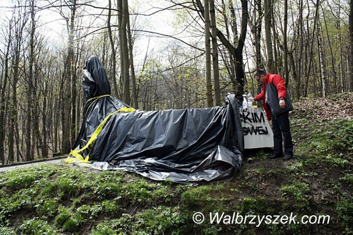 Wałbrzych: Pomnik żołnierzy radzieckich został zniszczony