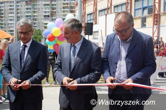 Wałbrzych: Minister Sportu Andrzej Biernat dokonał otwarcia kompleksu sportowego przy ZSI