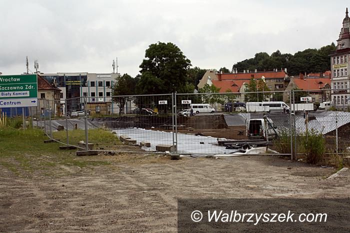 Wałbrzych: Prace przy budowie nowego marketu w miejscu dawnego PKS–u nabierają tempa