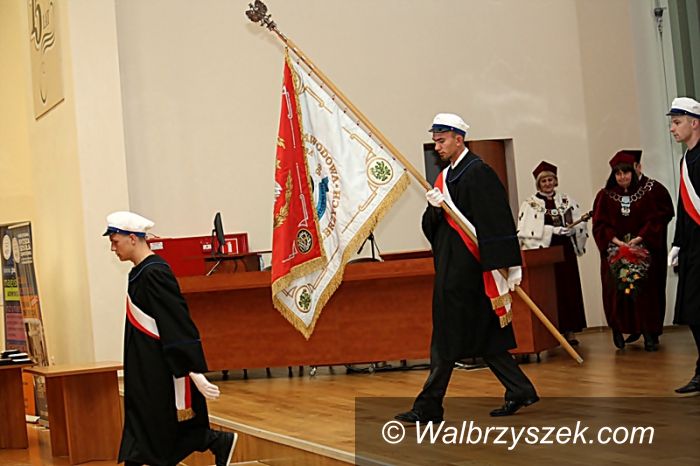 Wałbrzych: Studenci PWSZ otrzymali dyplomy