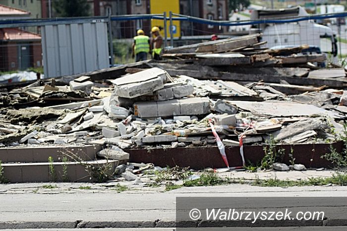 Wałbrzych: Główny budynek dawnego dworca PKS wyburzony