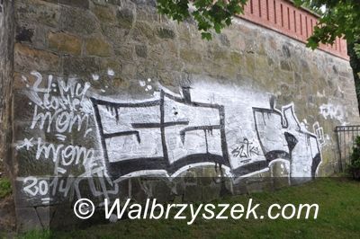 Wałbrzych: Namalował graffiti na budynku Ratusza i teraz grozi mu więzienie