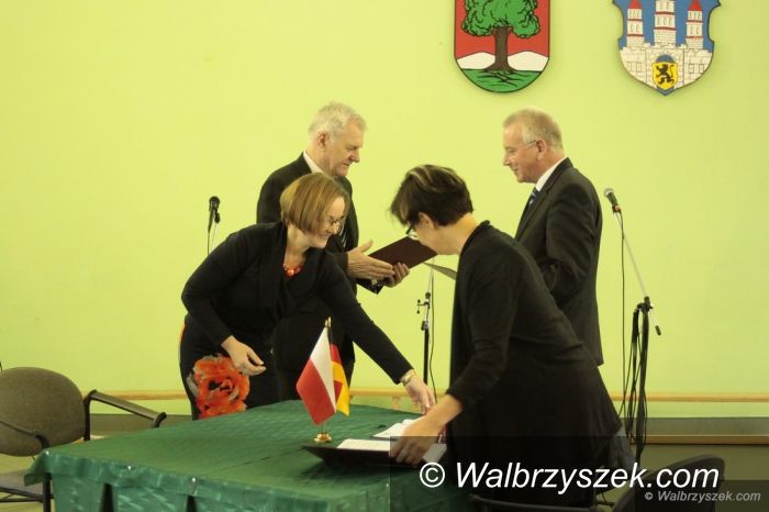 Wałbrzych: Uroczystość podpisania umowy partnerskiej między szkołami