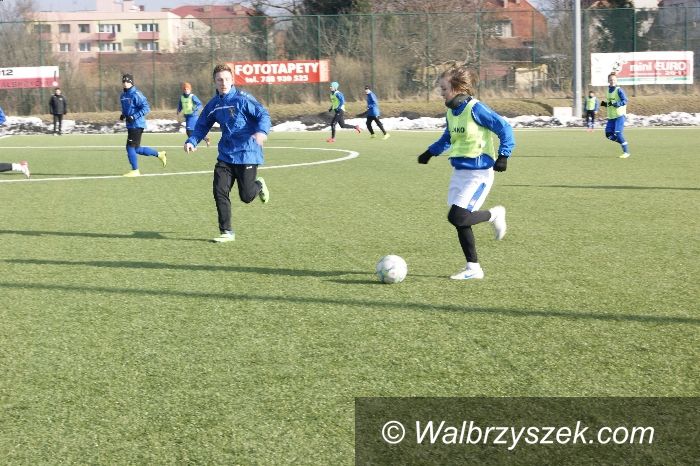 Wałbrzych: Sparing piłkarek AZS–U PWSZ z juniorami Górnika