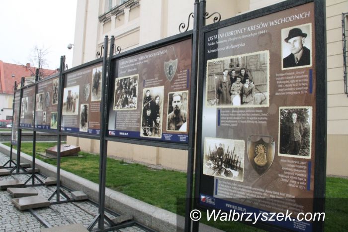 Świebodzice: Świebodzice: Kibice Górnika Wałbrzych zorganizowali wystawę poświęconą Żołnierzom Wyklętym