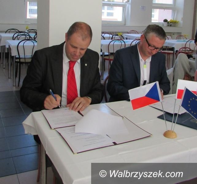 Region: Gmina Głuszyca podpisała umowę partnerską z czeskimi Rokytnicami w Orlickich Górach