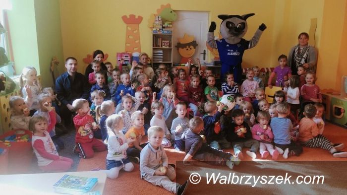 Wałbrzych: Julek rozdawał jabłka w wałbrzyskich przedszkolach