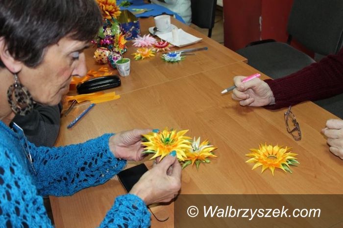 Walim: W Walimiu robili kwiaty ze wstążeczek satynowych