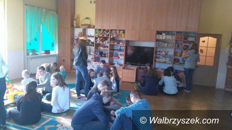 Wałbrzych/Region: Wyjazd strzegomskich licealistów do Domu Małego Dziecka w Wałbrzychu