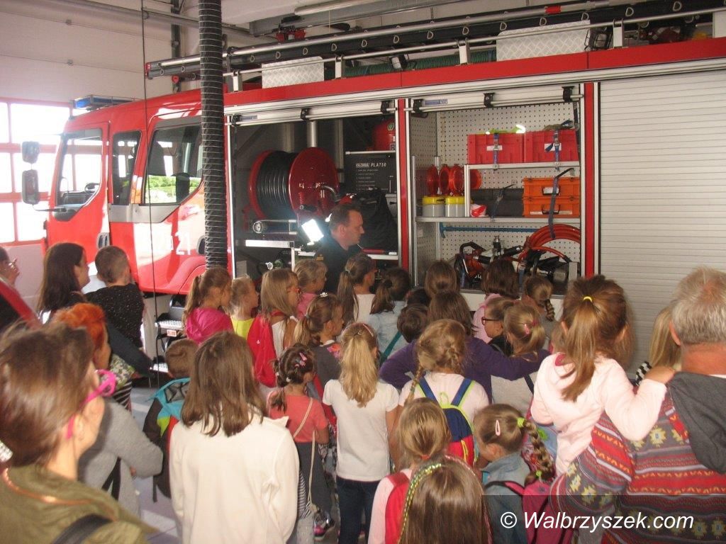 Wałbrzych: Wizyta dzieci u strażaków