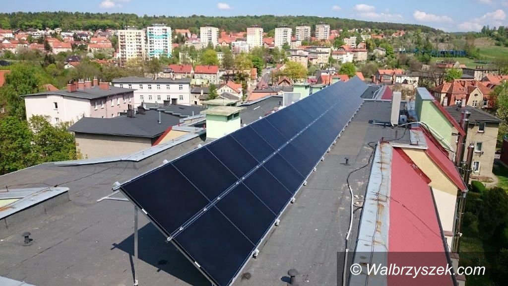 Wałbrzych: W Wałbrzychu słoneczna elektrownia na dachu budynku wytwarza bezpłatny prąd