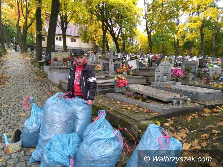 Wałbrzych: Młodzież uprzątnęła cmentarz