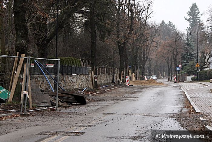 REGION, Szczawno-Zdrój: Mieszkańcy Szczawna Zdroju się niecierpliwią, a remont ulicy Mickiewicza się przedłuży