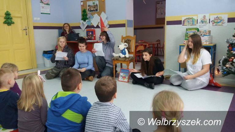 REGION, Boguszów-Gorce: Gimnazjaliści w kampanii społecznej "Cała Polska czyta dzieciom”