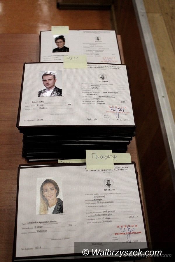 Wałbrzych: Absolwenci PWSZ odebrali dyplomy