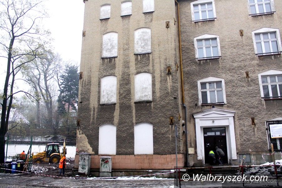 Wałbrzych: Ruszyły prace w budynku po byłym gimnazjum na Sobięcinie