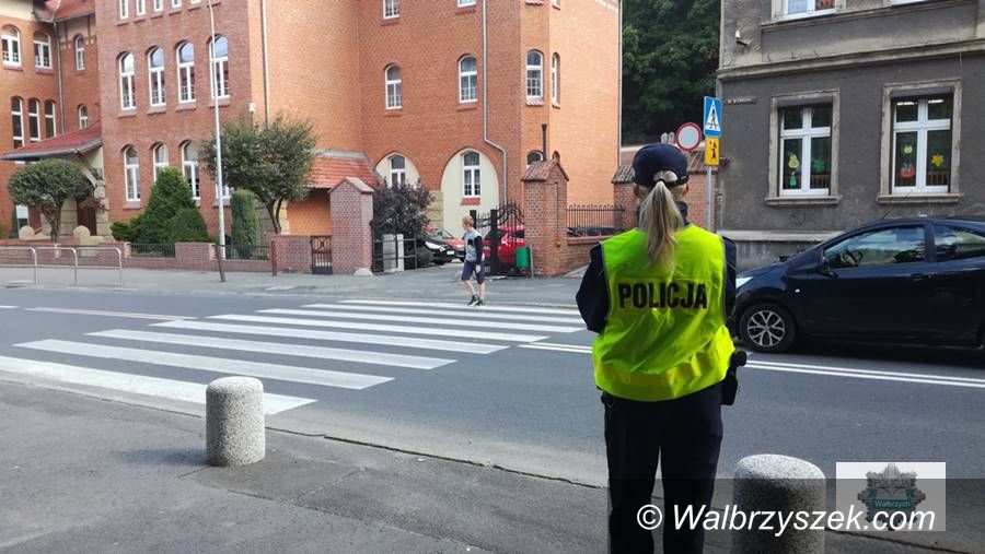 Wałbrzych/powiat wałbrzyski: Policjanci dbają o bezpieczeństwo uczniów