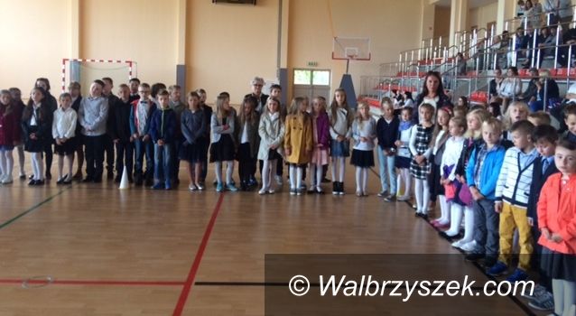 REGION, Szczawno-Zdrój: Uczniowie ze Szczawna–Zdroju z uśmiechem przywitali nowy rok szkolny