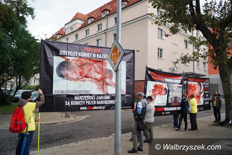 Wałbrzych: Manifestowali pod szpitalem