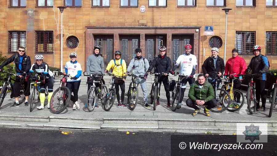 Wałbrzych/REGION: Wałbrzyscy policjanci przejęli sztafetę rowerową „Kręcimy dla Marcina”