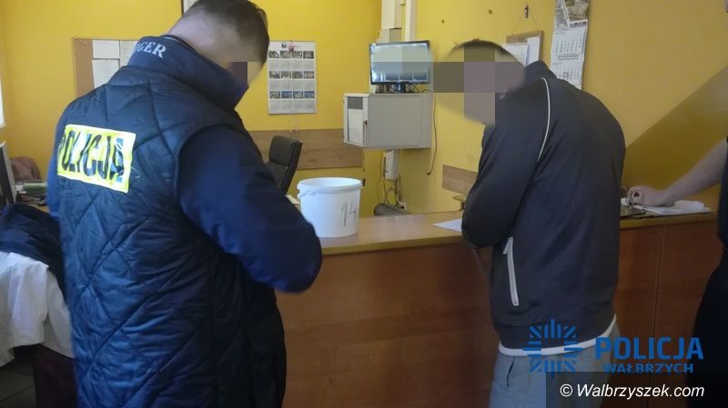 Wałbrzych/Boguszów-Gorce: „Kryminalni” zatrzymali sprawcę kradzieży kasetki z pieniędzmi z wałbrzyskiego hospicjum
