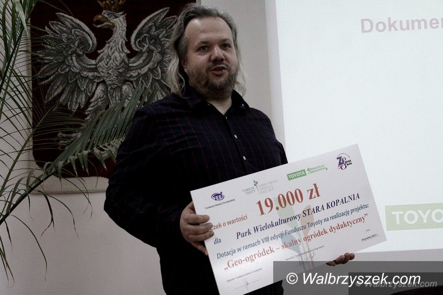 Wałbrzych: Laureaci konkursu grantowego Toyoty odebrali czeki