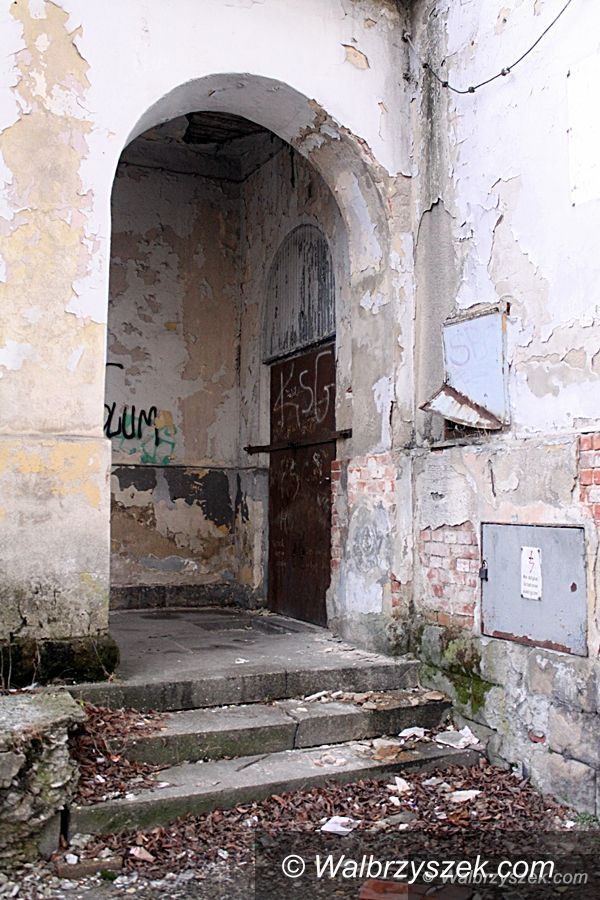 Wałbrzych: Dawny kościół ewangelicki popada w ruinę