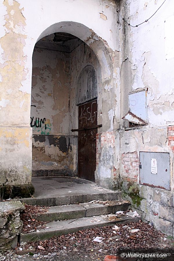 Wałbrzych: Dawny kościół ewangelicki popada w ruinę