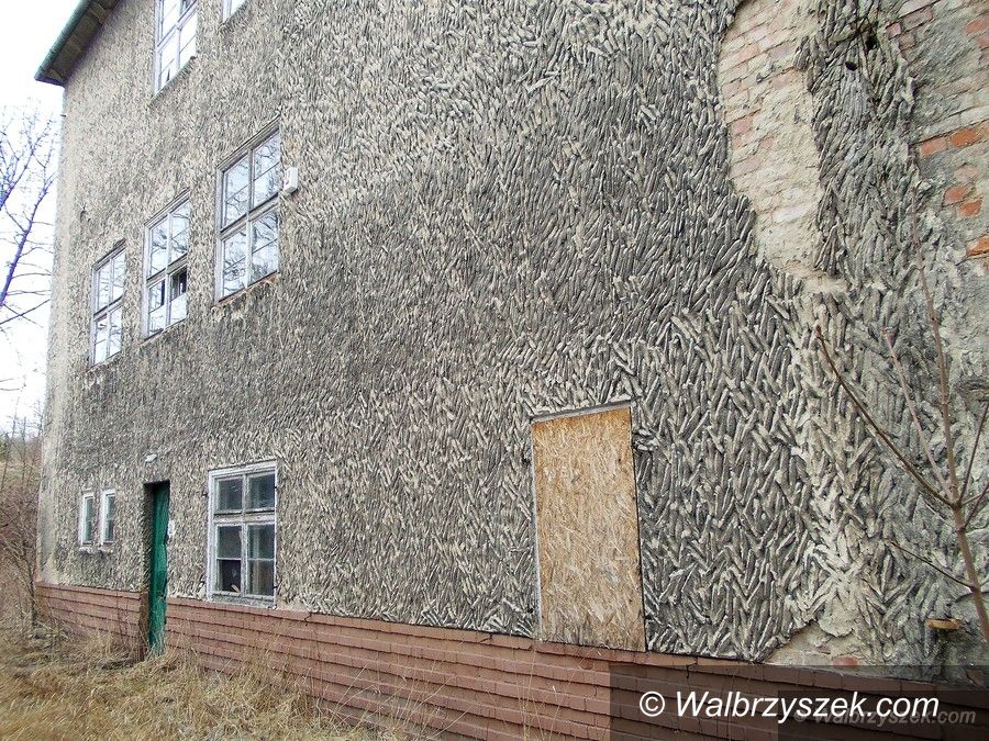 Wałbrzych: Budynek po dawnej szkole stoi opustoszały
