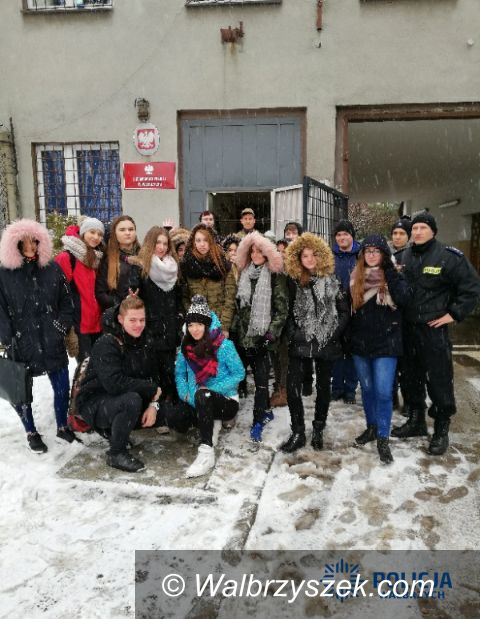 Wałbrzych: Uczniowie klasy mundurowej odwiedzili Komisariat Policji I w Wałbrzychu