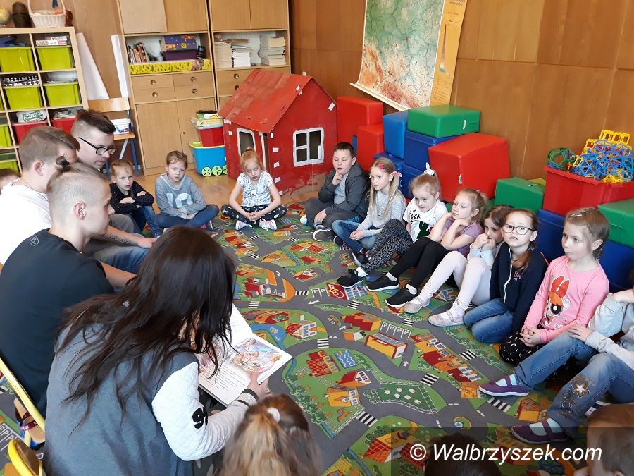 Wałbrzych: Wałbrzyski Hufiec czyta dzieciom