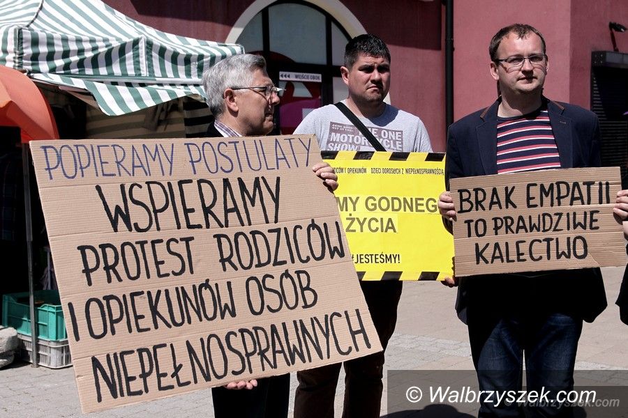 Wałbrzych: Wałbrzyszanie wsparli protest Rodziców Osób Niepełnosprawnych