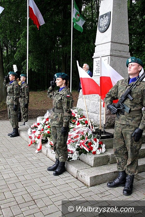 REGION, Szczawno-Zdrój: Uroczysty apel pod pomnikiem Ułanów Legii Polsko–Włoskiej w Szczawnie–Zdroju