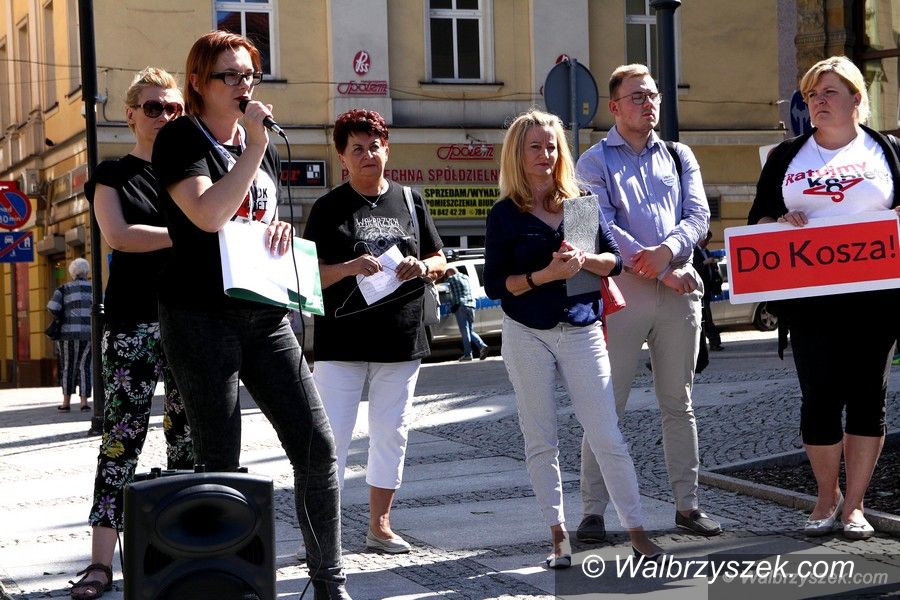 Wałbrzych: "Do kosza!" – manifestacja w Wałbrzychu
