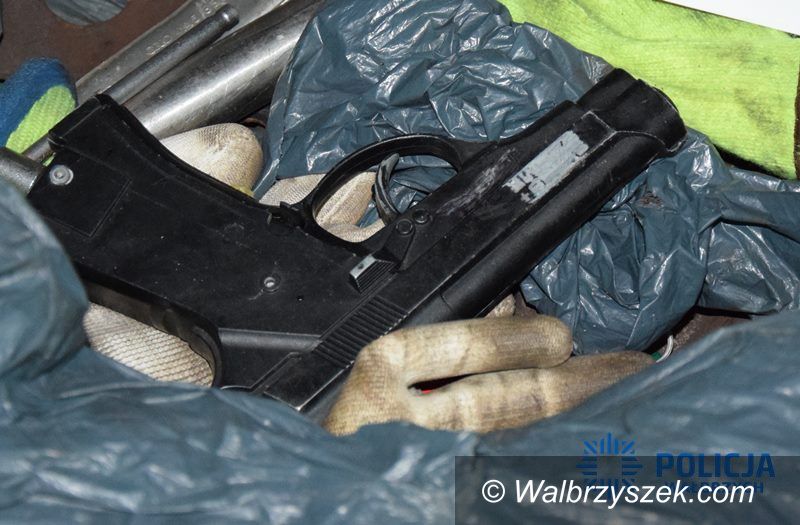 Wałbrzych/REGION: W bagażniku porzuconego pojazdu był m.in. pistolet