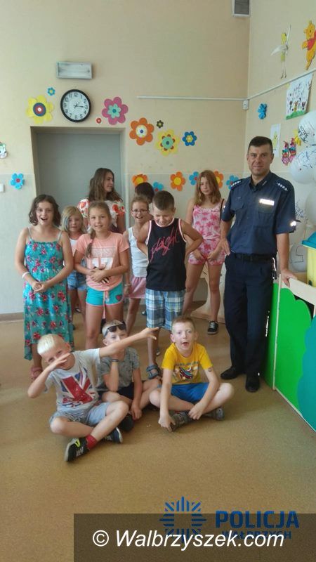 Wałbrzych: Wałbrzyscy policjanci podczas wakacyjnych zajęć z dziećmi i młodzieżą