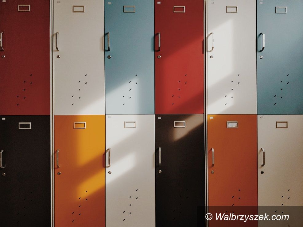 Kraj: Szkolne szafki na korytarzu – chwilowa moda zza granicy czy prawdziwa pomoc dla każdego ucznia?