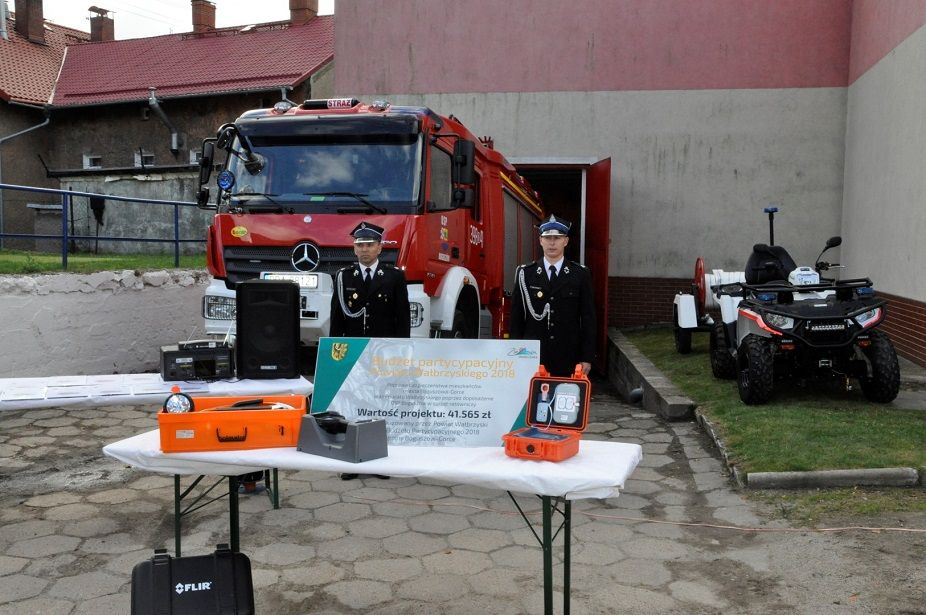 REGION, Boguszów-Gorce: Starosta Wałbrzyski przekazał sprzęt boguszowskim strażakom