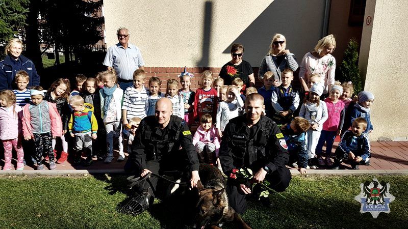 Wałbrzych/Szczawno-Zdrój: Policjanci rozmawiają z dziećmi o właściwym zachowaniu w stosunku do obcych zwierząt