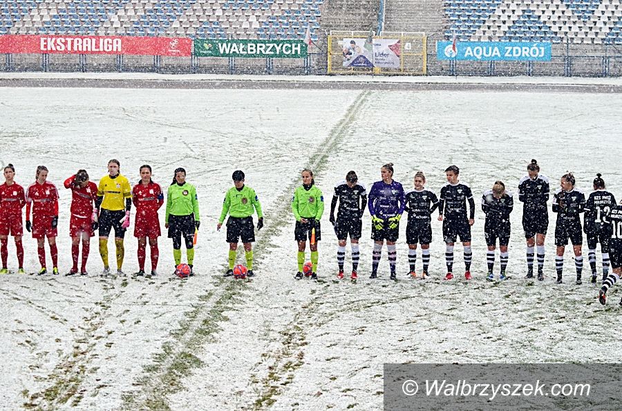 Wałbrzych: Ekstraliga piłkarska kobiet: Śnieg nie przeszkodził w rozbiciu wrocławianek